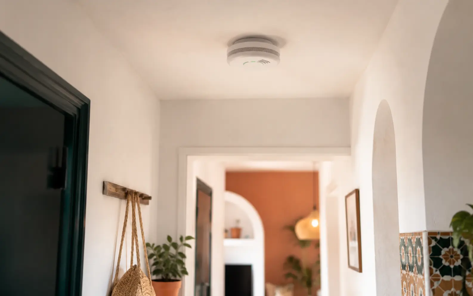 Détecteur de fumée installé au plafond du logement